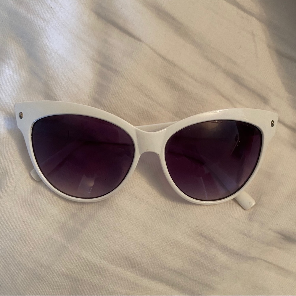 RETRO WHITE SUNGLASSES